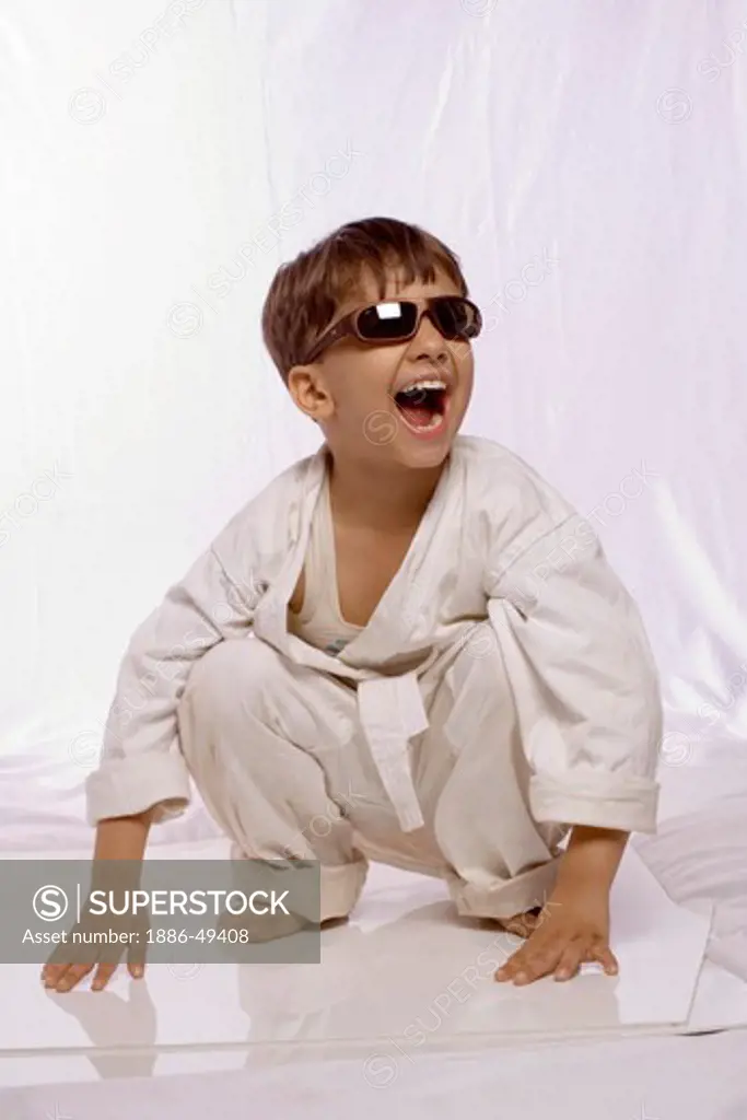 Child dressed as karate player ; boy wearing black goggles NO MR