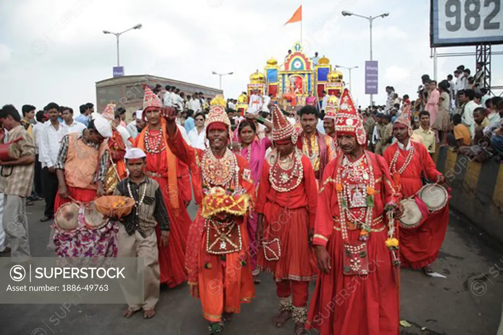 Gondhali from Solapur District  performing Gondhali dancing during the Procession of goddess Amba devi  from Kalwa to Tembhi Naka ; Thane ; Maharashtra ; India MR#687 W