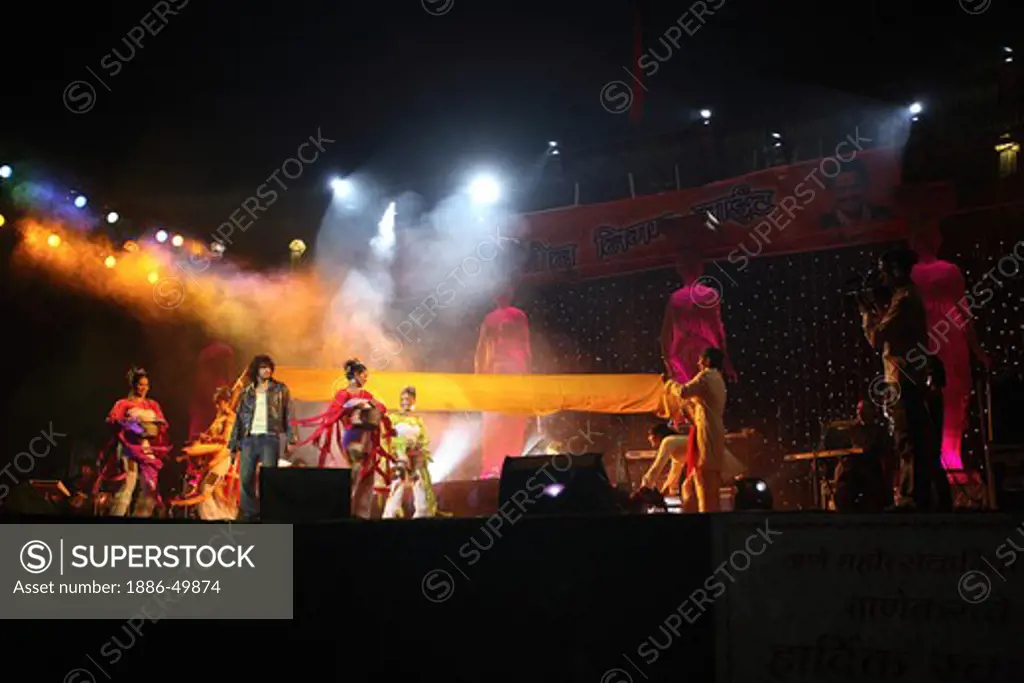 Stage show by Sonu Nigam at Dadoji Konddeo Stadium ; during Thane Festival in November 2006 ; Thane ; Maharashtra ; India NO MR