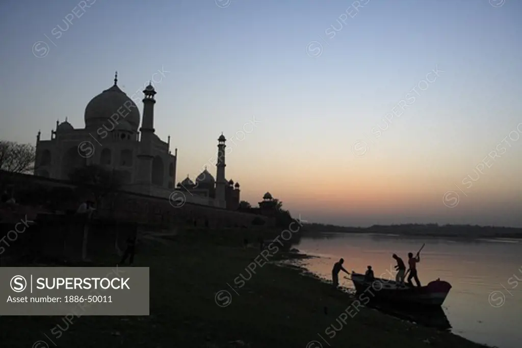 Sunset view of  Taj Mahal Seventh Wonders of World on south bank of Yamuna river ; Agra ; Uttar Pradesh ; India UNESCO World Heritage Site