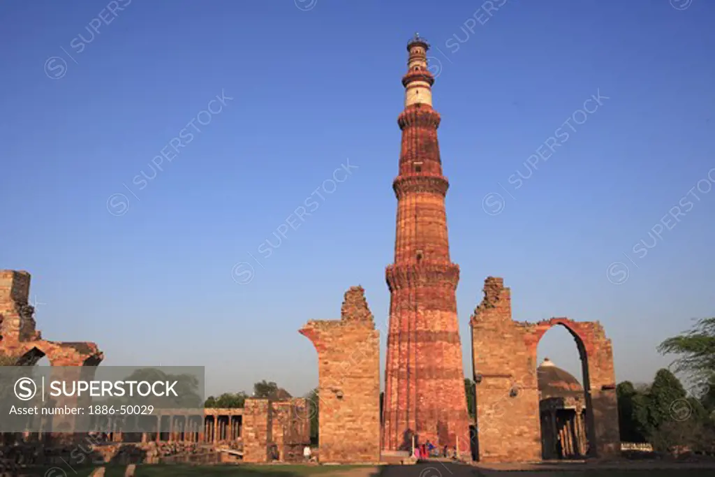Qutb Minar built in 1311 red sandstone tower ; Indo-Muslim art ; Delhi sultanate ; Delhi; India UNESCO World Heritage Site