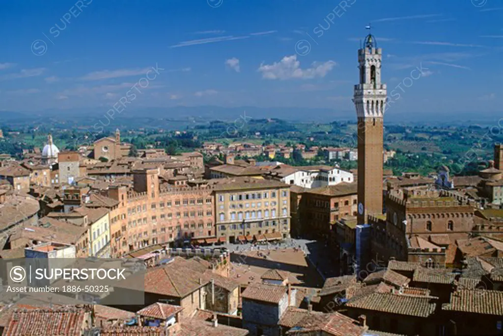 Skyline view of the Bell Tower of the Palazzo Pubblico and the Campo in the medieval city of Siena, Tuscany, Italy.