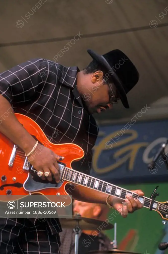 BIG BILL MORGANFIELD plays SLIDE GUITAR like his father MUDDY WATERS - MONTEREY BAY BLUES FESTIVAL