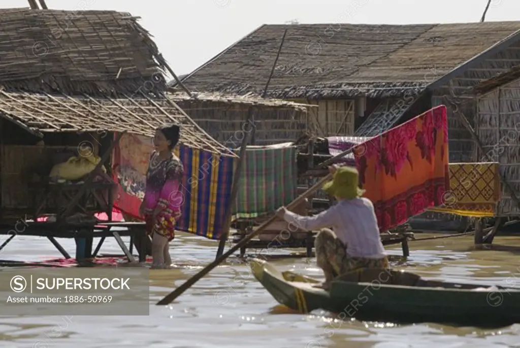 Houses on stilts and pole boats in the Vietnamese floating village of Chong Kneas on lake Tonle Sap - Siem Reap, Cambodia