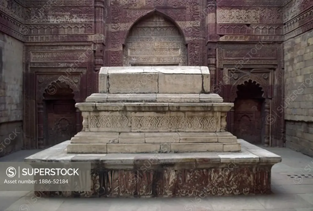 TOMB of an early conquering MUSLIM KING at the QUITAB MINAR complex - DELHI, INDIA