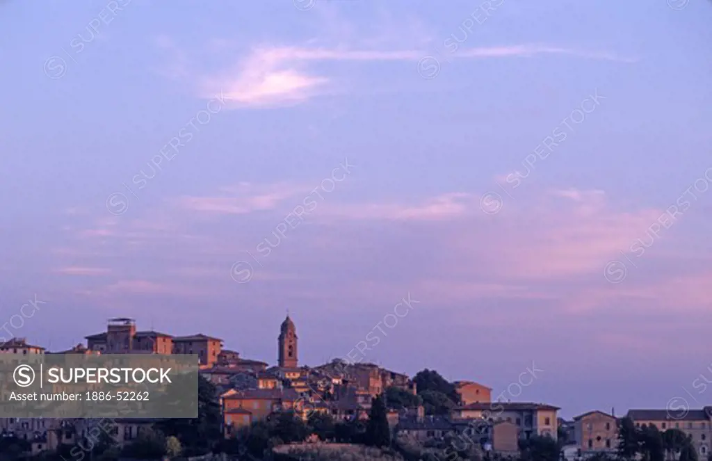 The GOTHIC city of SIENA glows in the light of sunset - TUSCANY, ITALY