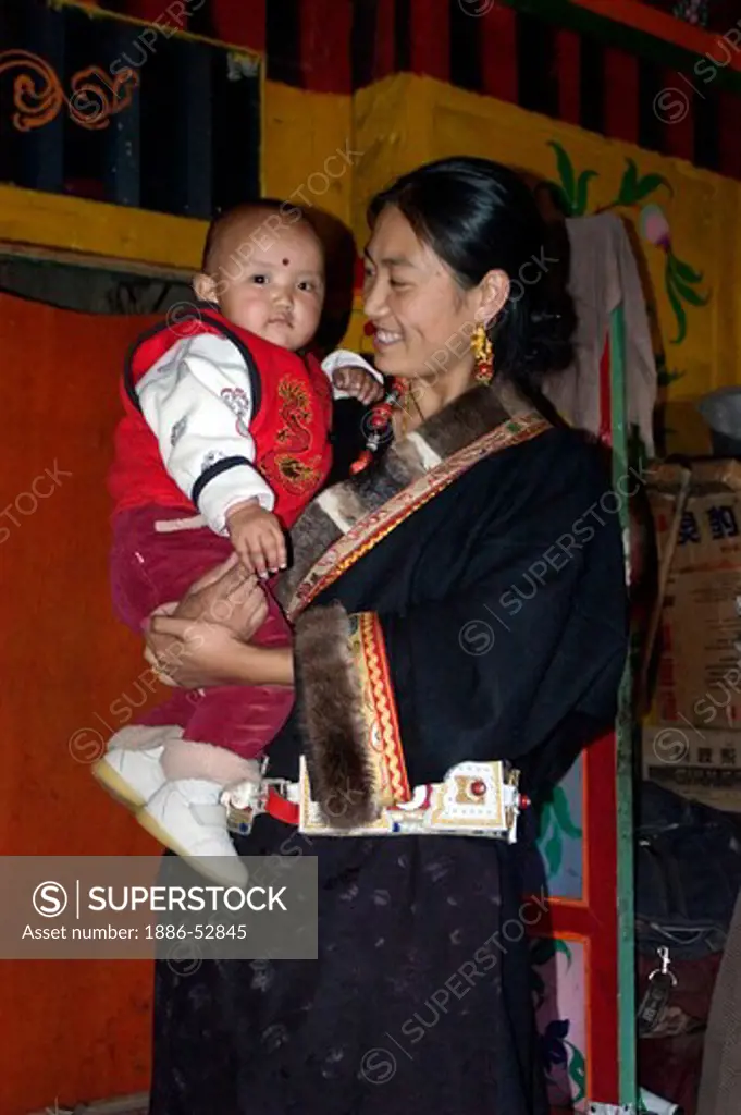 Khampa mother and child at the Monlam Chenpo, Katok  Monastery - Kham, (Tibet), Sichuan, China