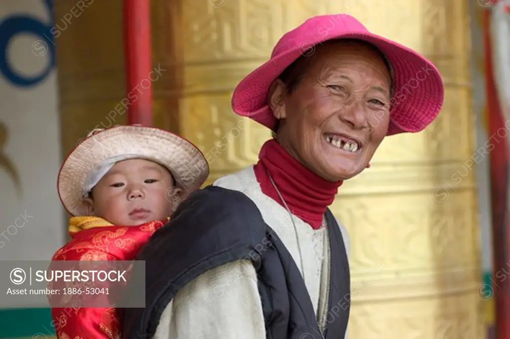 Khampa woman with child at the Buddhist Monastery of Tagong (Lhagang) - Kham, Sichuan Province, China, (Tibet)