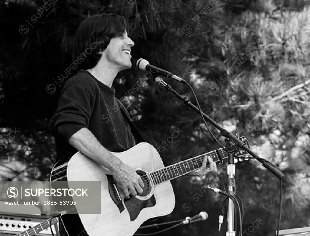JACKSON BROWN sings at the Esalen Institute  during the the annual 4th of July celebration - CALIFORNIA