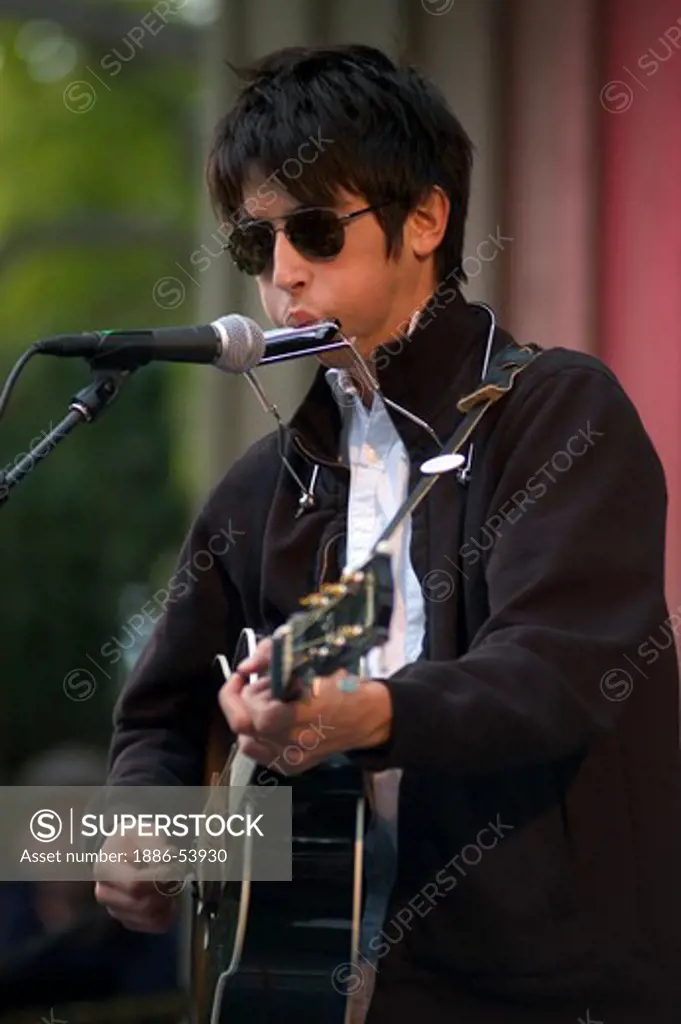 JACKIE GREENE play guitar and harmonica sings at the MONTEREY JAZZ FESTIVAL - CALIFORNIA