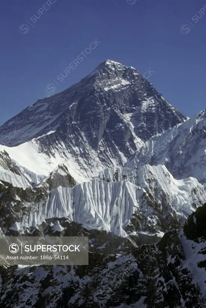 Mount Everest, the highest peak in the world, in the Himalayas of Nepal. Solu-Khumbu, Everest Region, Nepal