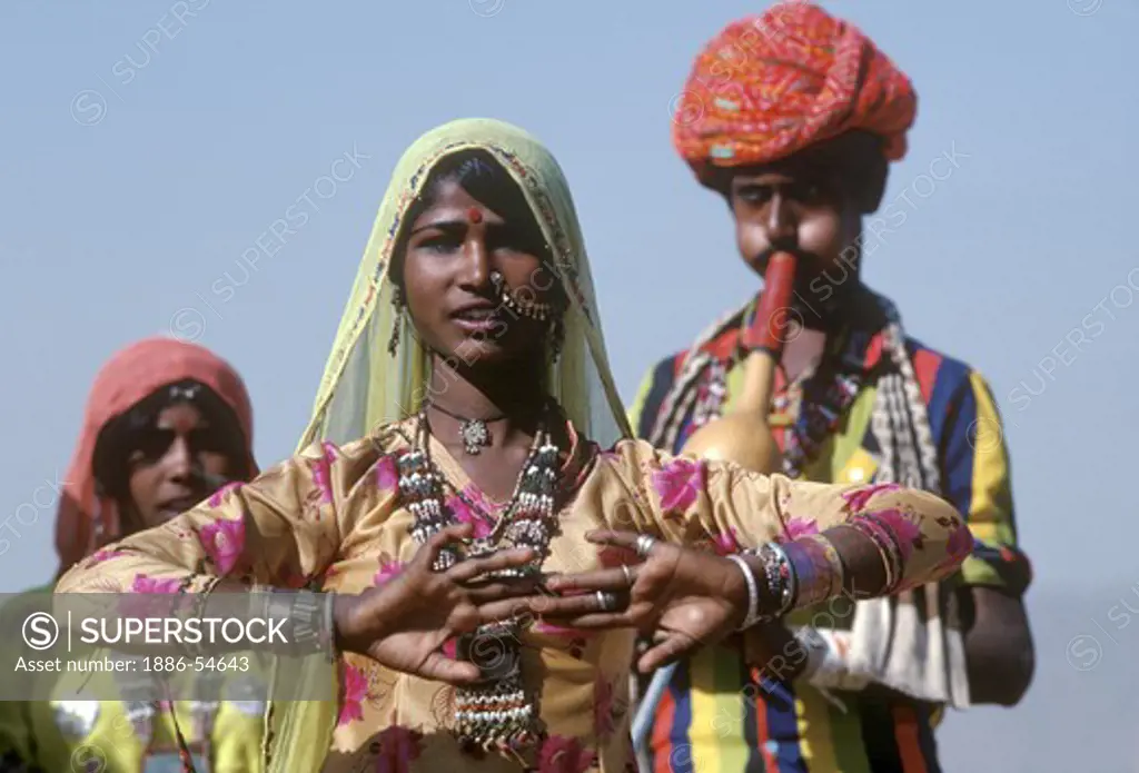 Traditional DANCE of a nomadic BANJARI WOMAN at the PUSHKAR CAMEL FAIR, a 5 day religious festival - RAJASTHAN, INDIA