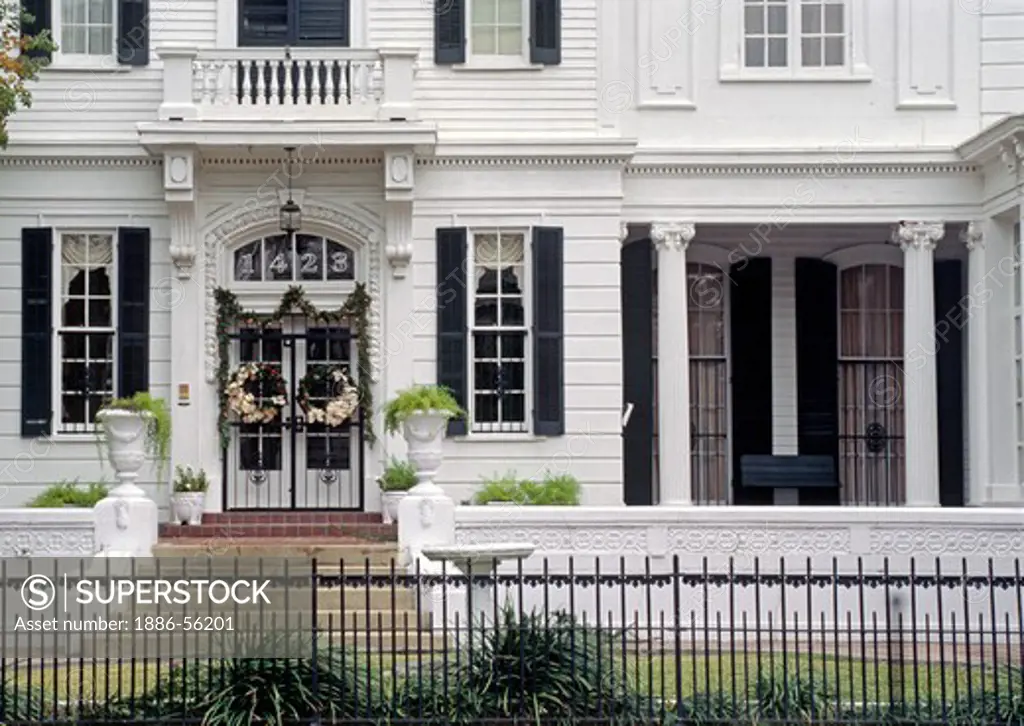 Southern MANSION at 1423 First Street in the GARDEN DISTRICT - NEW ORLEANS, LOUISIANA