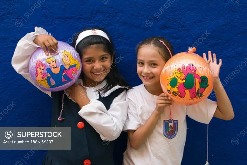 YOUNG MEXICAN GIRLS have fun with their BALLOONS - GUANAJUATO, MEXICO
