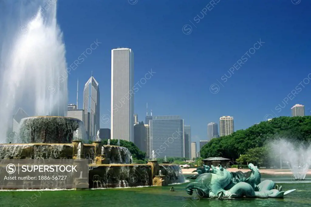 BUCKINGHAM MEMORIAL FOUNTAIN with its SEA HORSES is the center piece of GRANT PARK - downtown CHICAGO, ILLINOIS