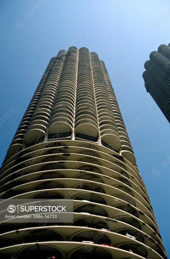 MARINA CITY with parking, apartments, shops and river access, built by BERTRAND GOLDBERG 1964 - CHICAGO, ILLINOIS