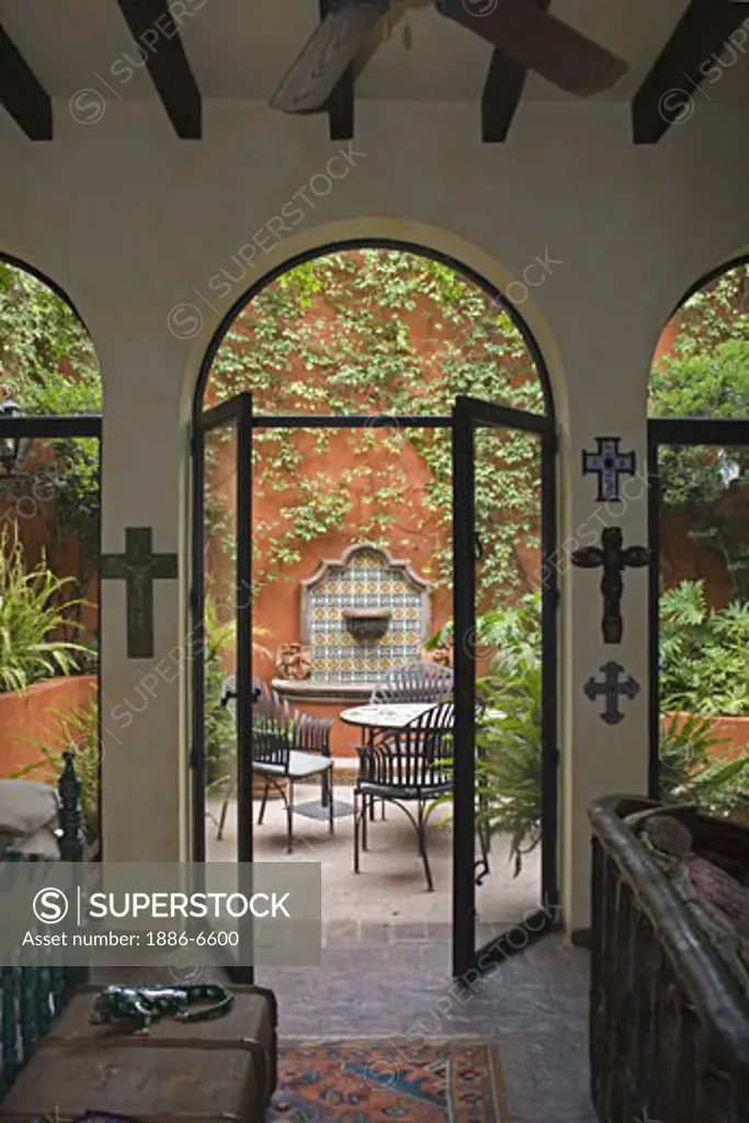 Garden patio & interior of Casita Dar, a vacation rental in SAN MIGUEL DE ALLENDE - MEXICO 