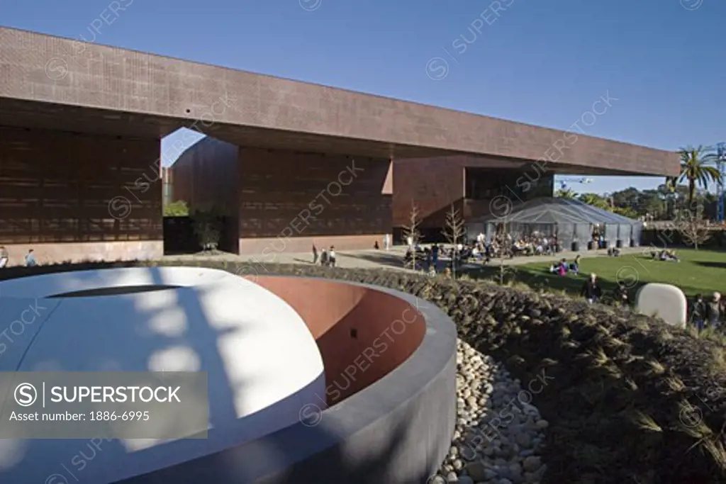 Exterior of the new de Young Museum, built by the Pritzker prize winning architects Herzog and de Meuron - San Francisco, California