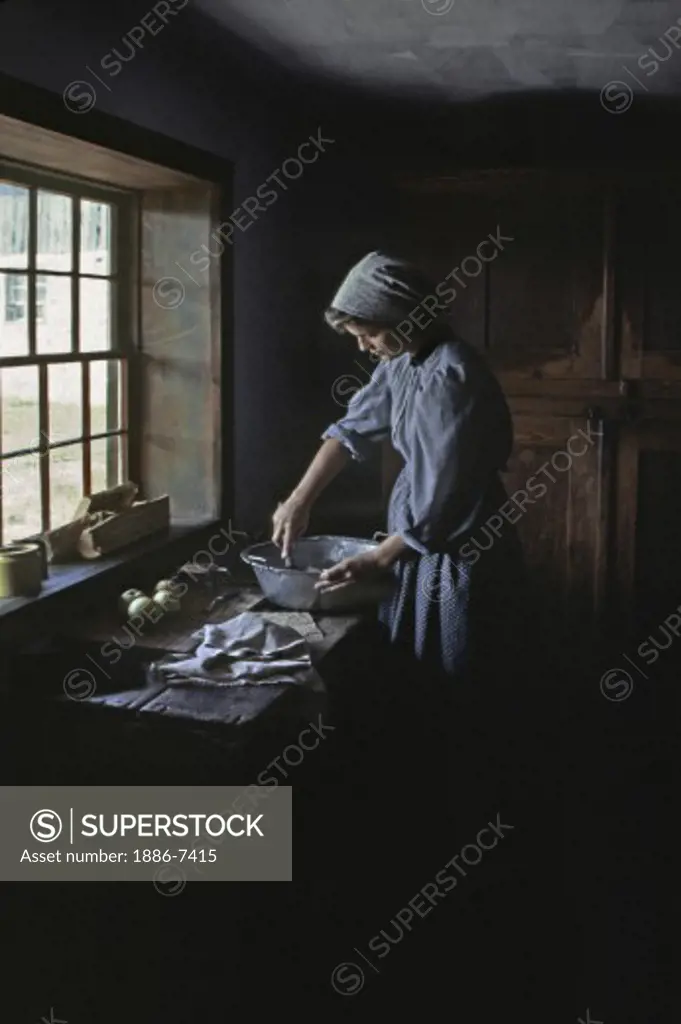 PIONEER WOMAN baking APPLE PIE in historic settler CABIN in OLD WORLD WISCONSIN - WISCONSIN