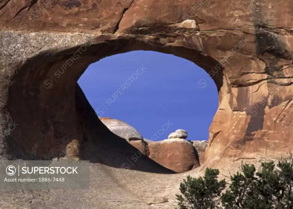 TUNNEL ARCH in the DEVILS GARDEN - ARCHES NATIONAL PARK, UTAH