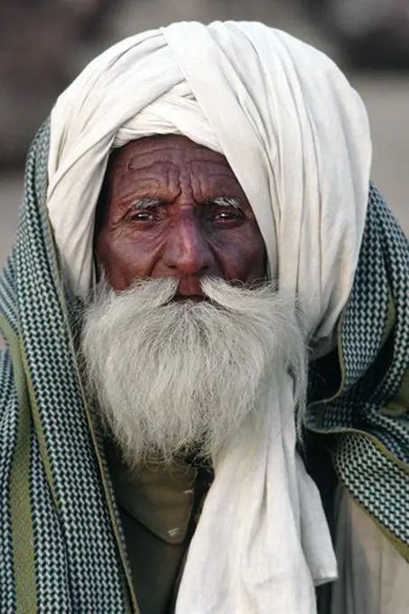 RAJASTHANI CAMEL TRADER wearing a traditional WHITE TURBAN (head wrap) at the PUSHKAR CAMEL FAIR - RAJASTHAN, INDIA