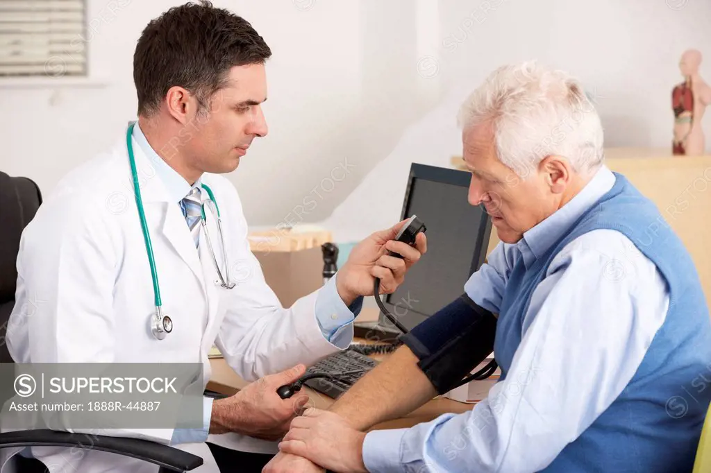 American doctor taking senior man´s blood pressure