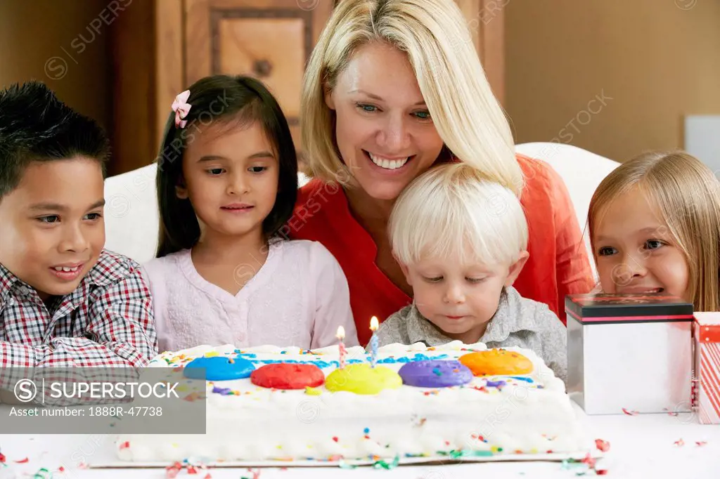 Mother Celebrating Child´s Birthday With Friends