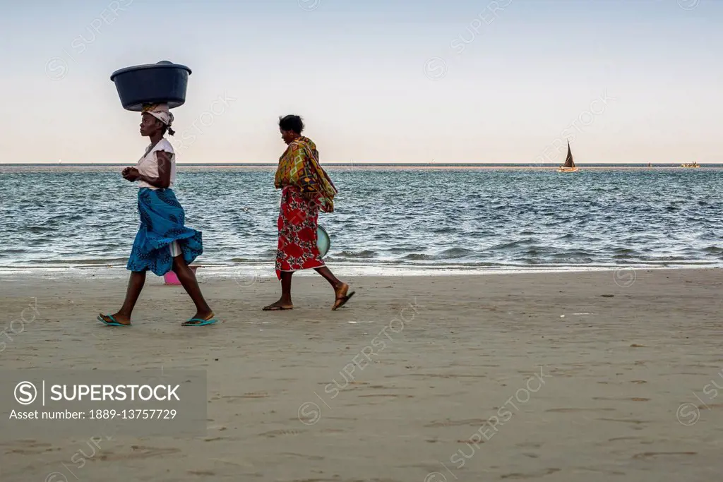Local women waiting for the fishermen arriving on their Dhows, Vilanculos beach; Bazaruto Archipelago, Mozambique