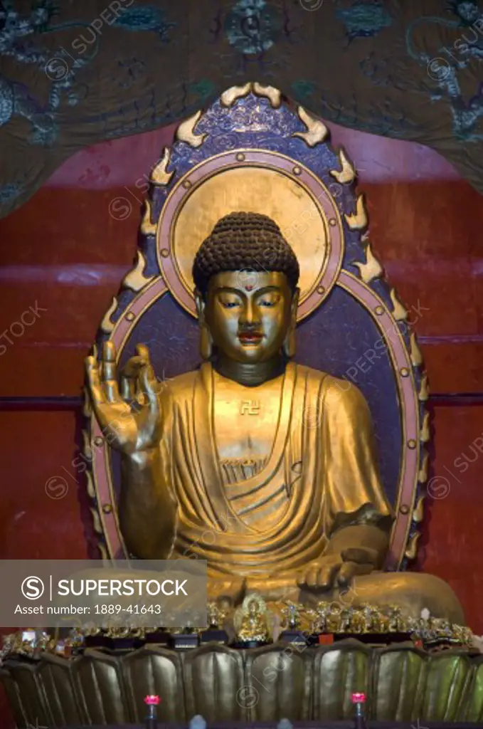 Golden statue of buddha; 