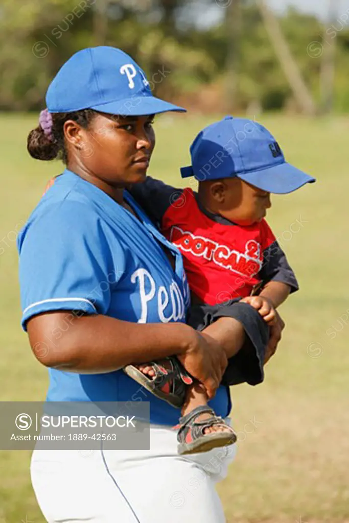Tasbapauni, Nicaragua; Woman carrying child