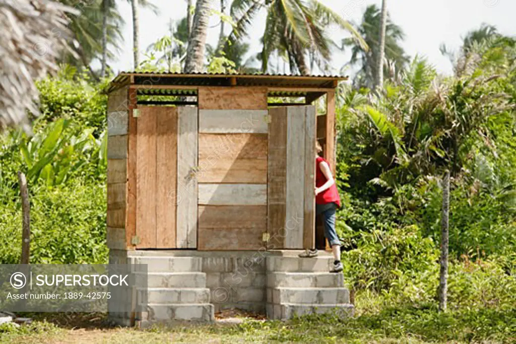 Tasbapauni, Nicaragua; Woman entering hut