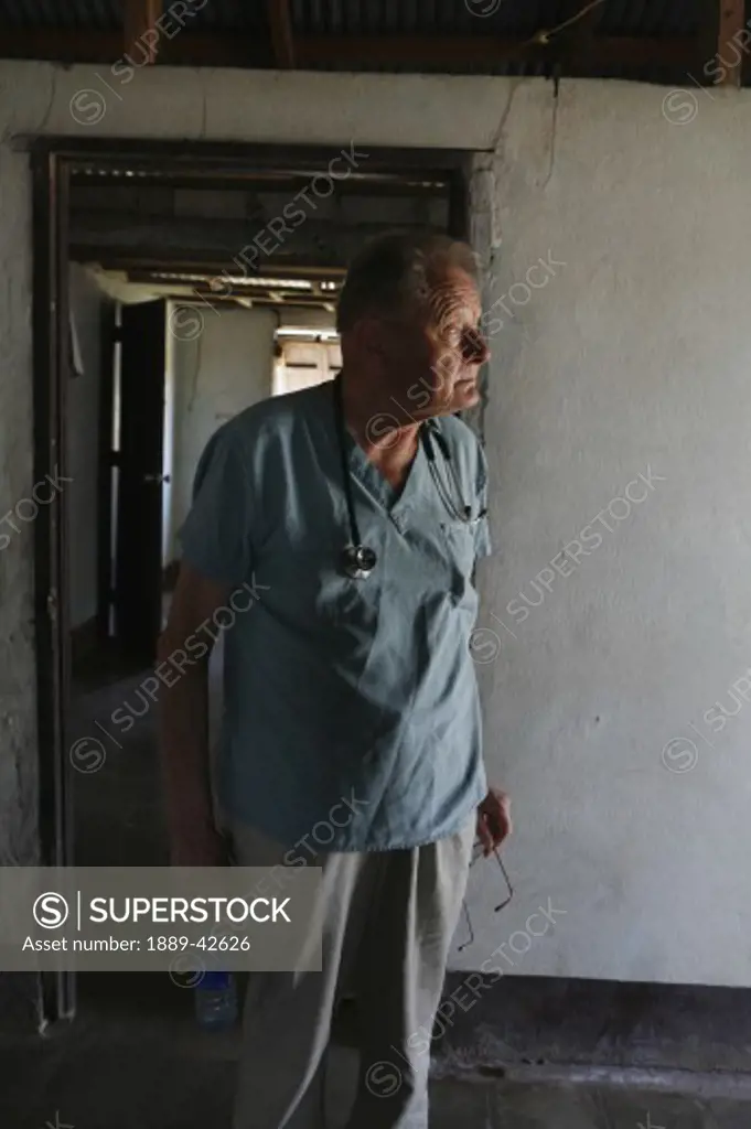 Tasbapauni, Nicaragua; Doctor looking outside