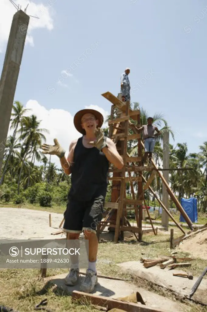 Tasbapauni, Nicaragua; Man building structure