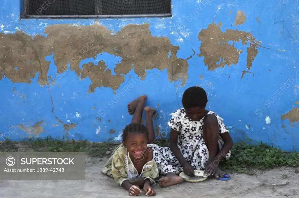 Pwani Mchangani, Zanzibar, Tanzania; Children playing outside house