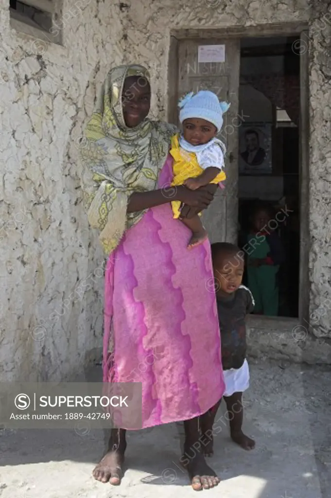 Pwani Mchangani, Zanzibar, Tanzania; Mother and children