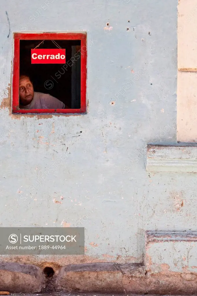 Man in window with Cerrado sign