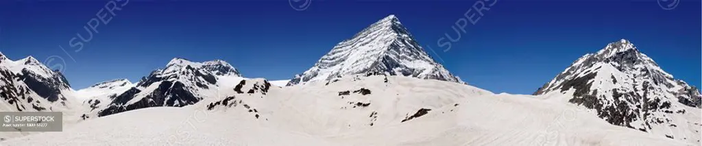 Snow_capped mountain peaks