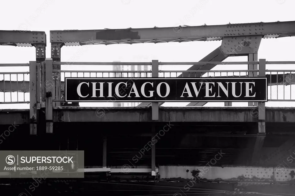 Chicago Avenue bridge, Chicago, Illinois, USA