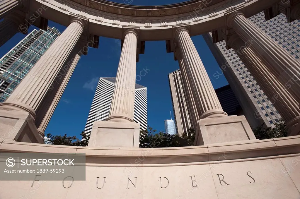 Pillars with the word ´Founders´ underneath