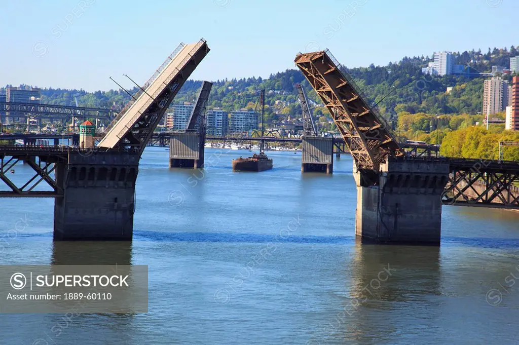 Portland, Oregon, United States Of America, Downtown Portland And Willamette River