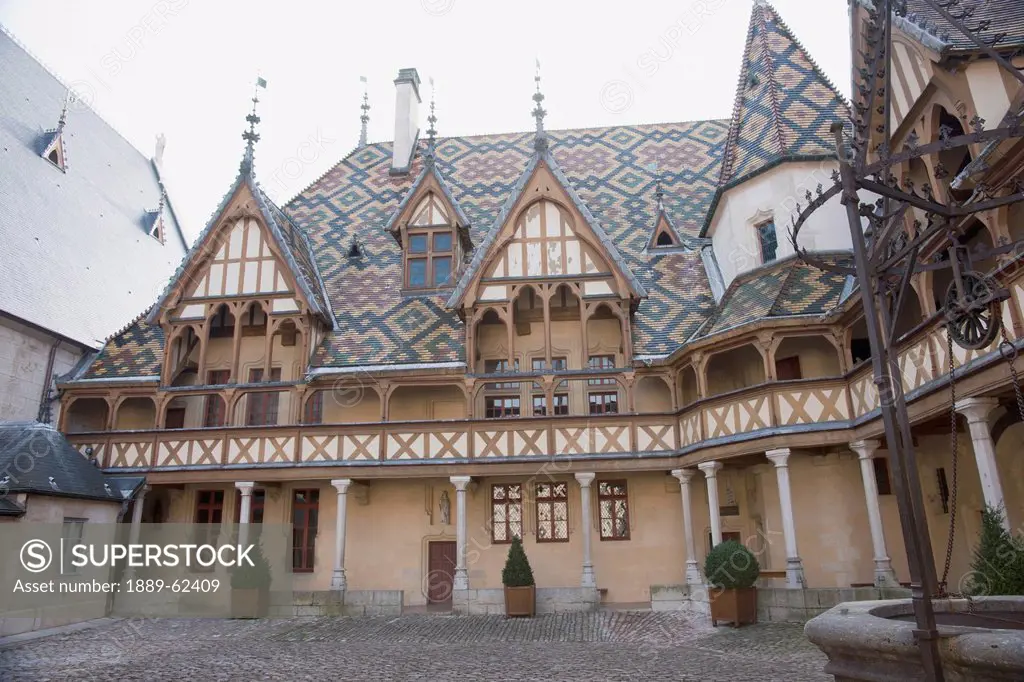 polychrome roof of the hospices de beaune, beaune, cote d´or, franc