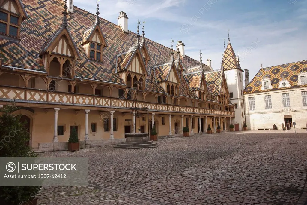 courtyard of the hôtel_dieu de beaune hospices de beaune, beaune, cote d´or, france