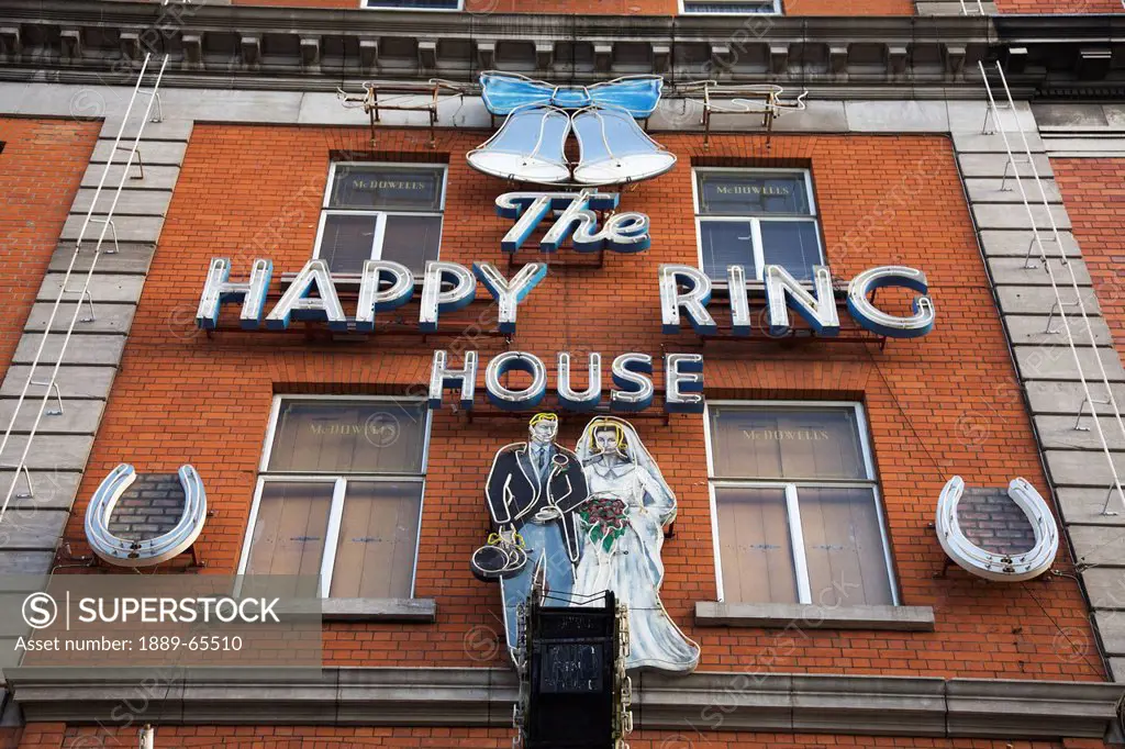 the happy ring house on o´connell street, dublin ireland