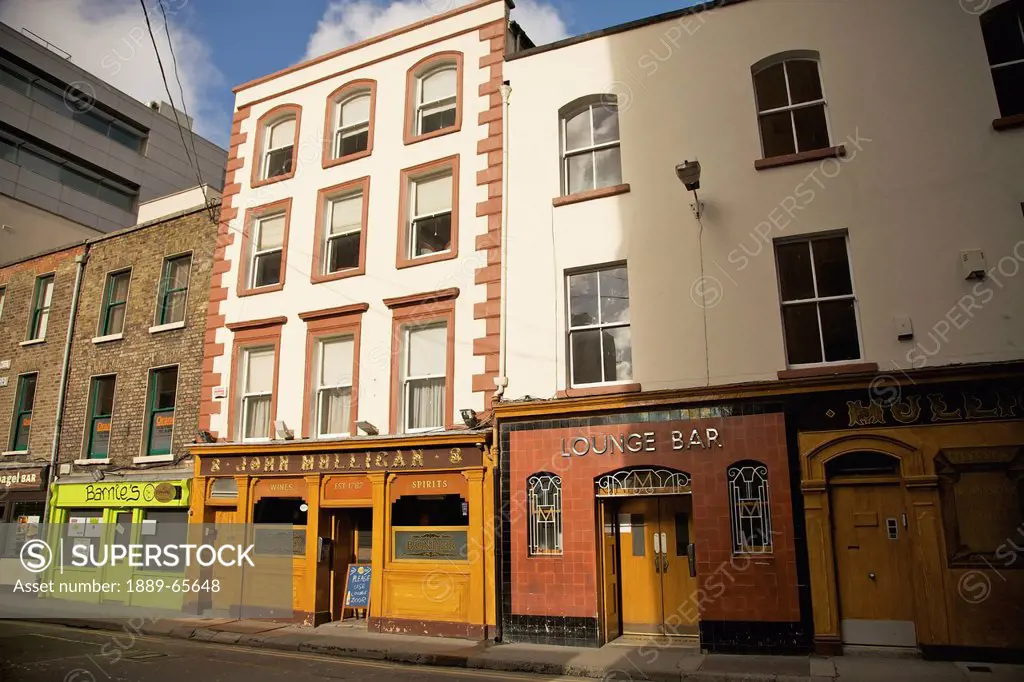 mulligans pub on poolbeg street, dublin ireland