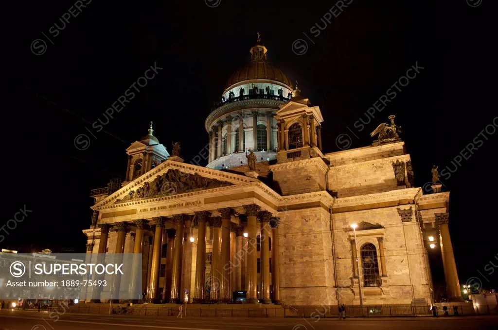 Saint isaac´s cathedral illuminated at night, st. petersburg russia