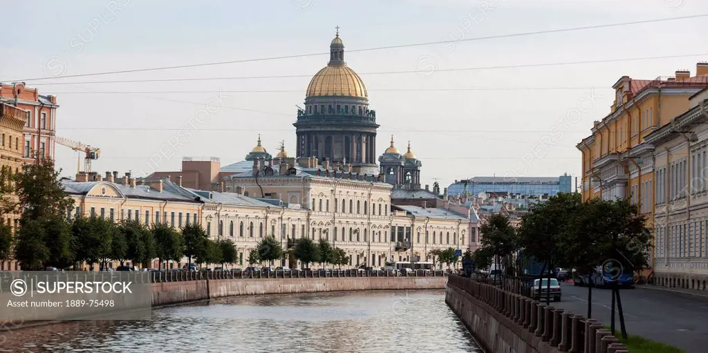 Saint isaac´s cathedral and moyka river, st. petersburg russia