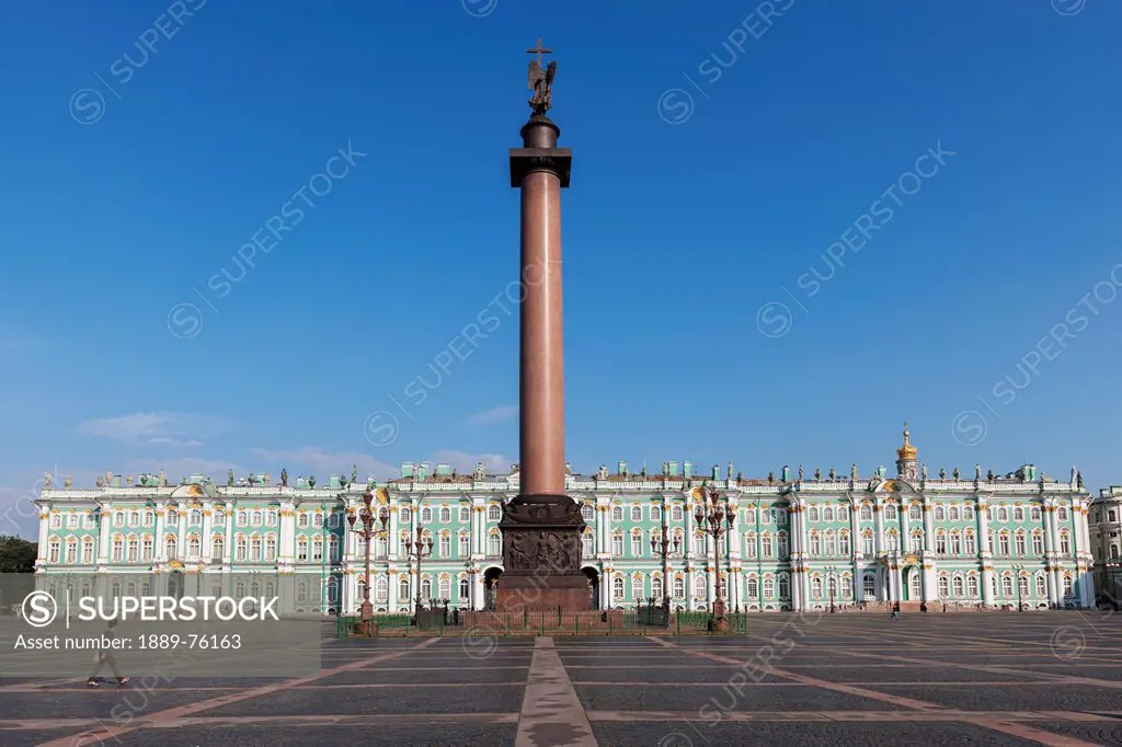 Alexander column and winter palace, st. petersburg russia