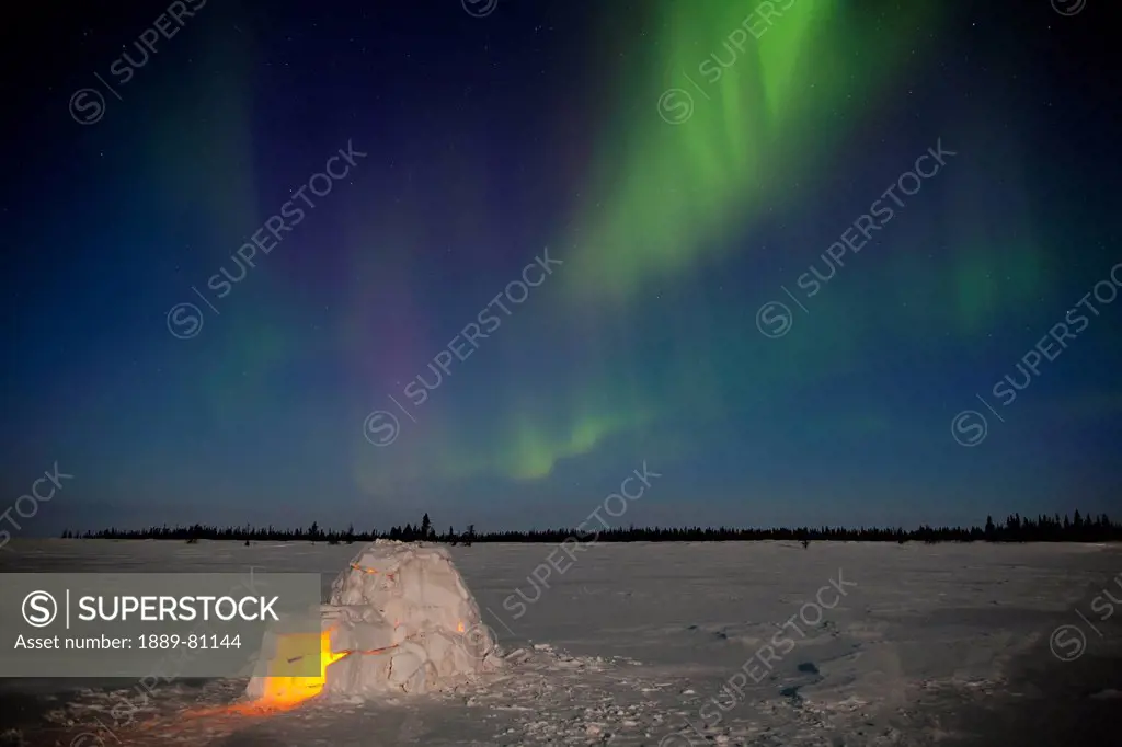 Igloo and aurora borealis at wapusk national park, manitoba canada