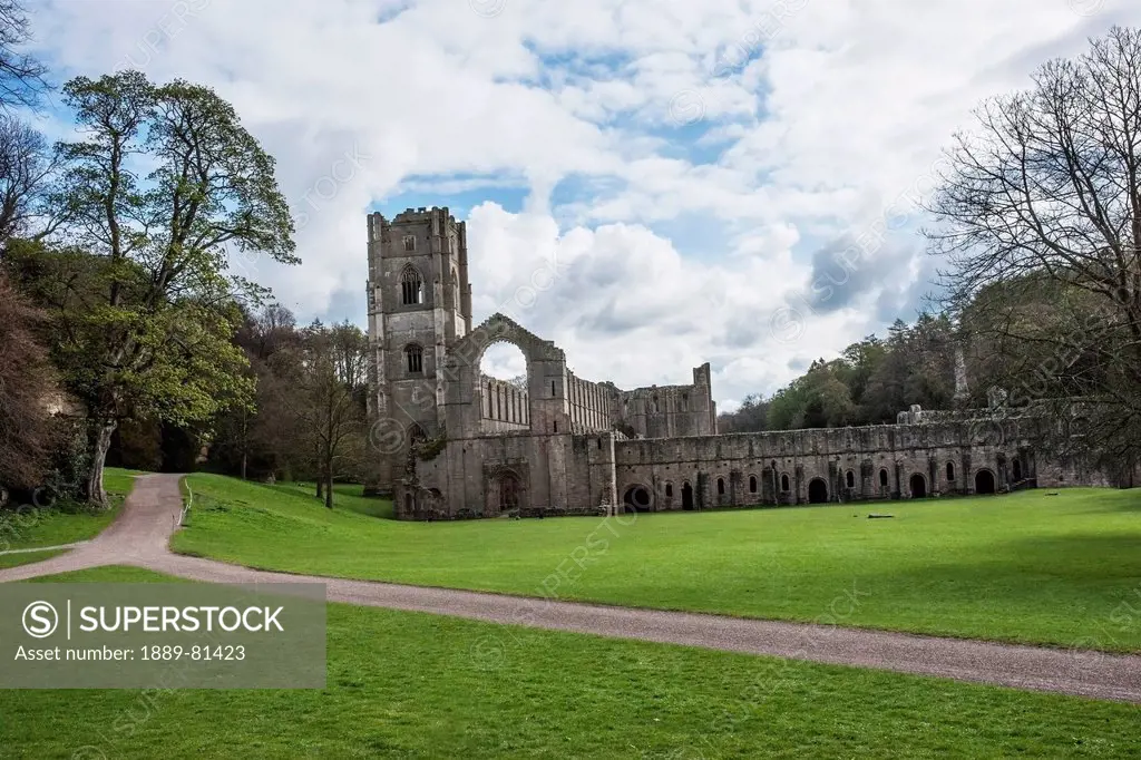 Fountains abbey, aldfield north yorkshire england