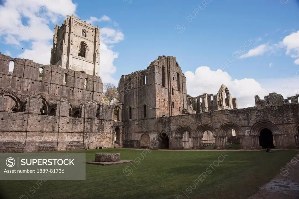 Fountains abbey, aldfield north yorkshire england